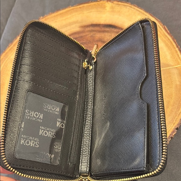 MICHAEL Michael Kors Black • EUC (Excellent Used Condition) Trendy - Picture 4 of 8